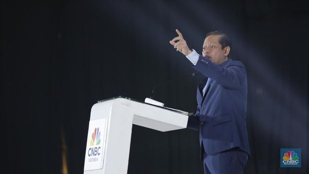 Menteri Lingkungan Hidup, Hanif Faisol Nurofiq menyampaikan pidato utama dalam acara ESG Sutainability Forum 2026 di Jakarta, Selasa (3/2/2026). (CNBC Indonesia Tri Susilo)