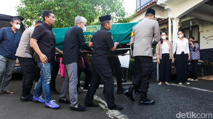 Almarhumah Meriyati Hoegeng, istri Jenderal Polisi (Purn) Hoegeng Iman Santoso yang akrab disapa Eyang Meri, tiba di rumah duka di kawasan Depok, Jawa Barat, Selasa (3/2/2026). Kedatangan jenazah disambut keluarga dan kerabat dekat yang telah menunggu di lokasi.