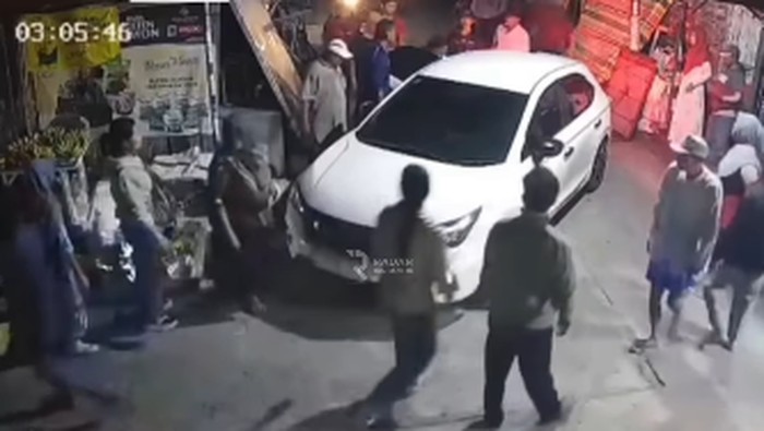 Mobil putih yang diduga milik pelaku penculikan pria Sidoarjo yang terjebak di Pasar Tapen, Jombang.