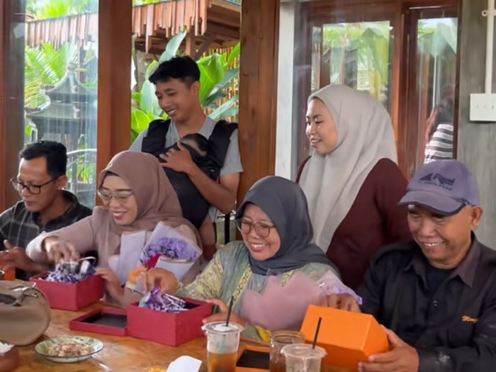 Video haru adik beri kejutan umrah untuk orang tua & mertua viral. Unggahan tersebut langsung membuat warganet ikut terharu!