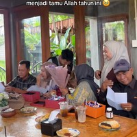 Viral Momen Haru Anak Beri Hadiah Umrah untuk Orang Tua dan Mertua Sekaligus