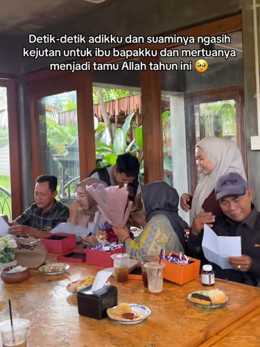 Video haru adik beri kejutan umrah untuk orang tua & mertua viral. Unggahan tersebut langsung membuat warganet ikut terharu!