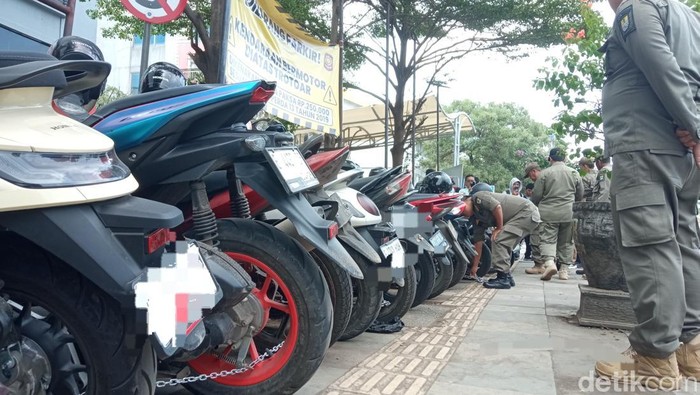Puluhan Motor Disikat Petugas gegara Makan Hak Pejalan di Cirebon