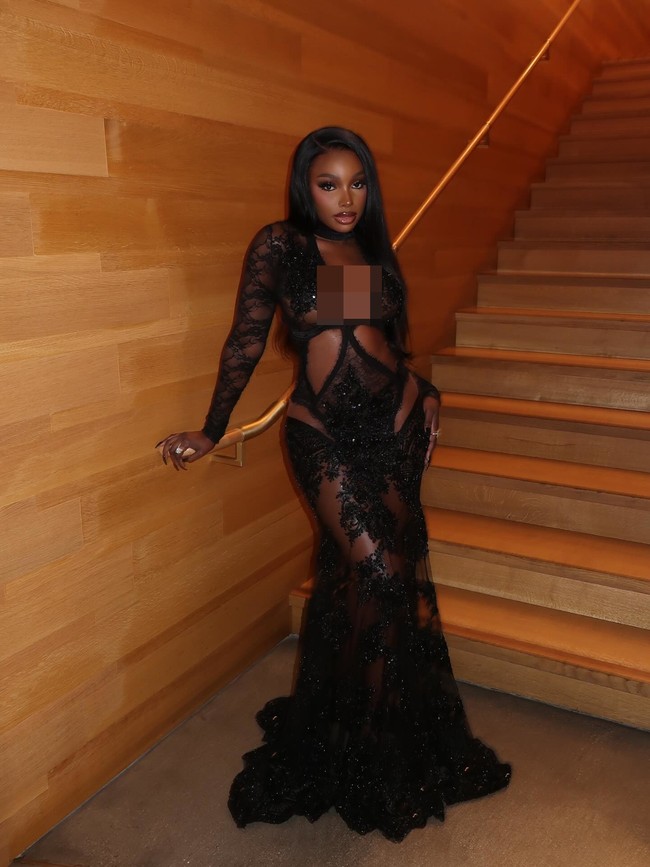 JaNa Craig bisa dibilang mengenakan ‘naked dress’ klasik. Bintang reality show tersebut mengandalkan gaun hitam menerawang berhias brokat dan renda. Foto: Instagram