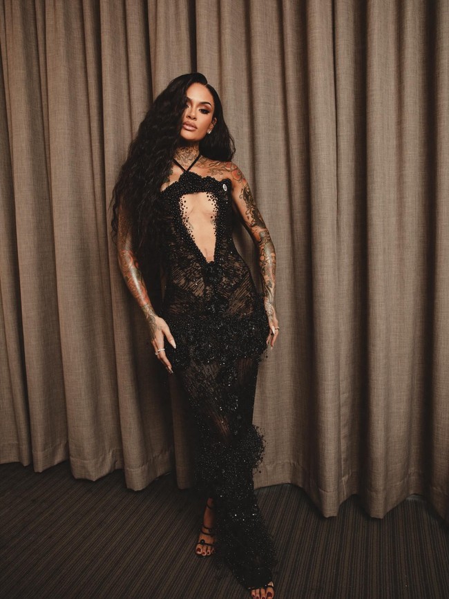 Bintang lain yang mengenakan gaun hitam menerawang adalah Kehlani. Busananya semakin mencuri atensi dengan aksen cut-out di tengah dada. Foto: Instagram