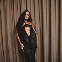 Bintang lain yang mengenakan gaun hitam menerawang adalah Kehlani. Busananya semakin mencuri atensi dengan aksen cut-out di tengah dada. Foto: Instagram