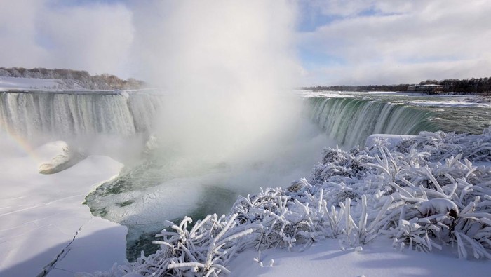 Fenomena musim dingin ekstrem melanda kawasan Air Terjun Niagara, Kanada. Suhu udara yang anjlok membuat sebagian air terjun ikonik di perbatasan Kanada–Amerika Serikat itu tampak membeku, dengan es tebal menyelimuti area sekitar, termasuk jalan setapak wisata yang biasa dilalui pengunjung. REUTERS/Carlos Osorio