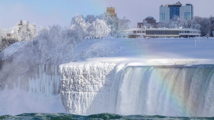 Fenomena musim dingin ekstrem melanda kawasan Air Terjun Niagara, Kanada. Suhu udara yang anjlok membuat sebagian air terjun ikonik di perbatasan Kanada–Amerika Serikat itu tampak membeku, dengan es tebal menyelimuti area sekitar, termasuk jalan setapak wisata yang biasa dilalui pengunjung. REUTERS/Carlos Osorio