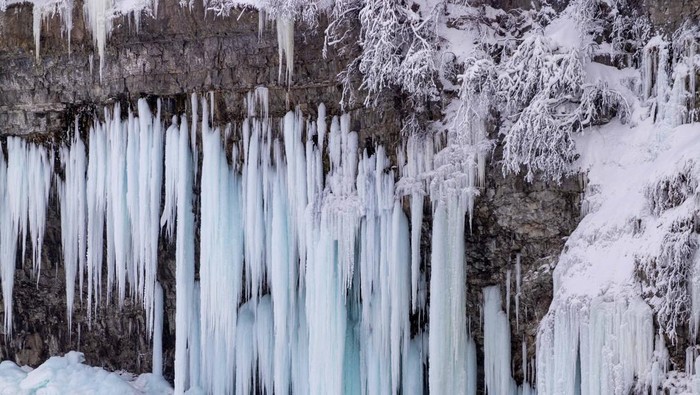 Fenomena musim dingin ekstrem melanda kawasan Air Terjun Niagara, Kanada. Suhu udara yang anjlok membuat sebagian air terjun ikonik di perbatasan Kanada–Amerika Serikat itu tampak membeku, dengan es tebal menyelimuti area sekitar, termasuk jalan setapak wisata yang biasa dilalui pengunjung. REUTERS/Carlos Osorio