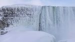 Niagara Membeku! Jalan Setapak Wisata Diselimuti Es Tebal