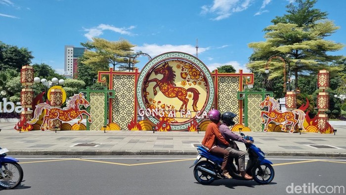 Cantiknya Ornamen Imlek Kuda Api Hiasi Kota Surabaya