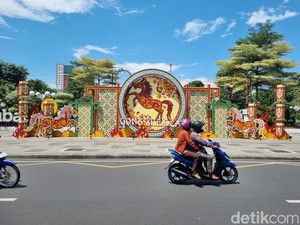 Cantiknya Ornamen Imlek Kuda Api Hiasi Kota Surabaya