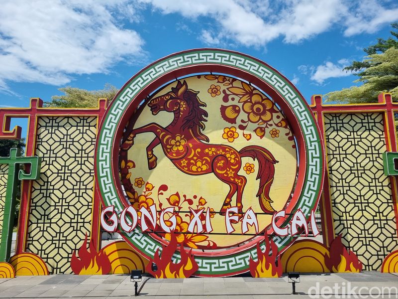 Ornamen Imlek hiasi Kota Surabaya