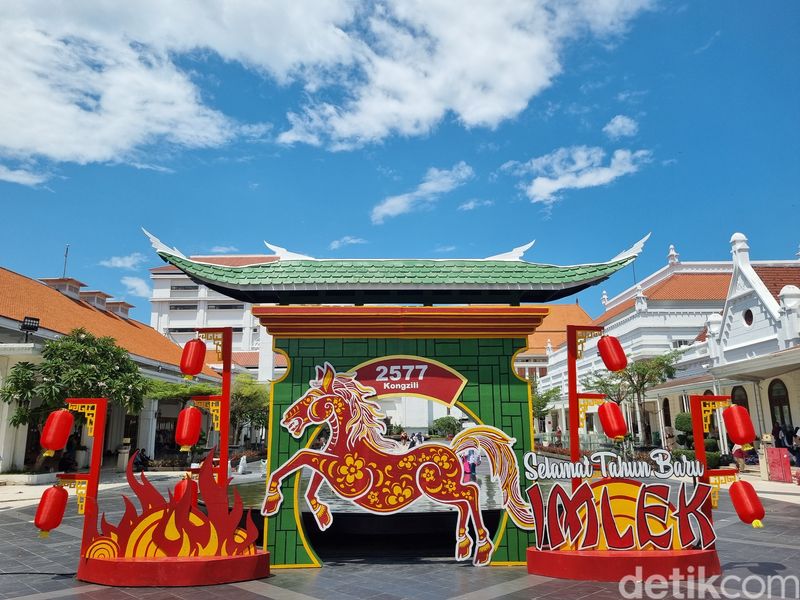 Ornamen Imlek hiasi Kota Surabaya