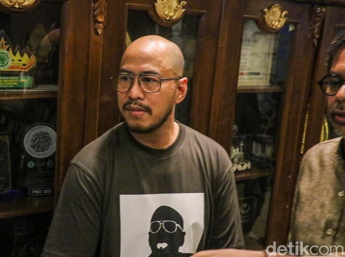 Pandji Pragiwaksono Pastikan Tetap Bahas Sosial-Politik Saat Berkomedi