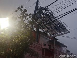 Papan Reklame Besar Ambruk Dihantam Hujan Angin di Surabaya