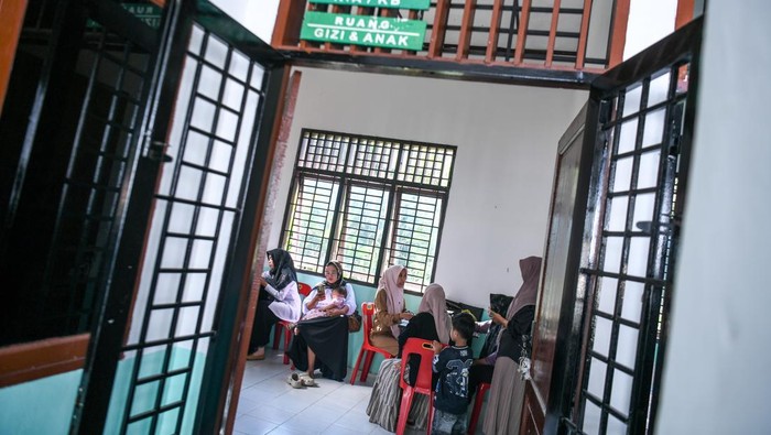 Dokter memeriksa seorang anak di puskesmas darurat di Laklak, Kecamatan Ketambe, Kabupaten Aceh Tenggara, Aceh, Selasa (3/2/2026). Kementerian Pekerjaan Umum membangun puskesmas darurat di Ketambe guna memulihkan layanan kesehatan bagi masyarakat penyintas bencana di Kabupaten Aceh Tenggara. ANTARA FOTO/Raisan Al Farisi