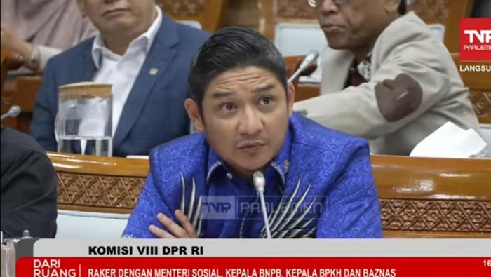 Momen Pasha Ungu Nyanyi Lagu Noah Saat Rapat Bahas Bencana di DPR