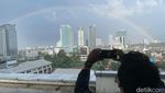 Pelangi Hiasi Langit Pancoran Usai Hujan Guyur Jakarta