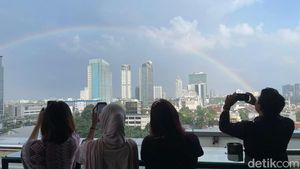 Pelangi Hiasi Langit Pancoran Usai Hujan Guyur Jakarta
