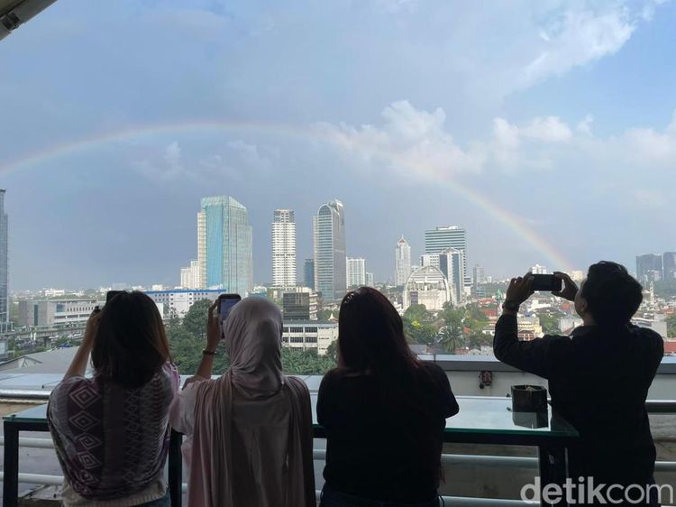 Pelangi Hiasi Langit Pancoran Usai Hujan Guyur Jakarta
