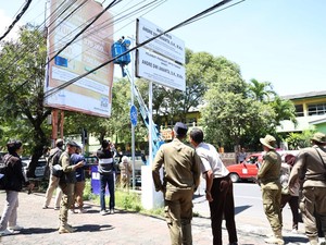 Pemkab Jember Tertibkan Reklame Ilegal di Kawasan Kota