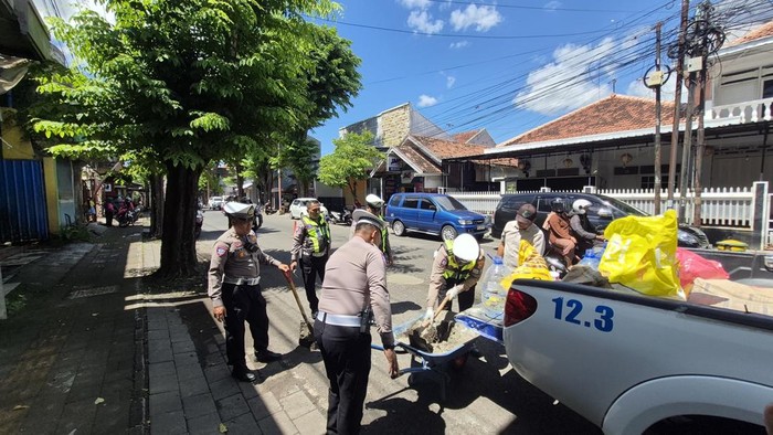 Cegah Laka Lantas, Polresta Banyuwangi Gencar Tambal Jalan Berlubang