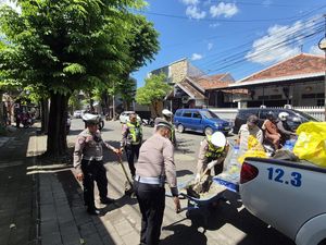 Cegah Laka Lantas, Polresta Banyuwangi Gencar Tambal Jalan Berlubang