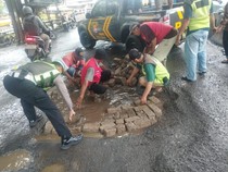 Cegah Kecelakaan, Polisi Perbaiki Sementara Jalan Rusak di Serang