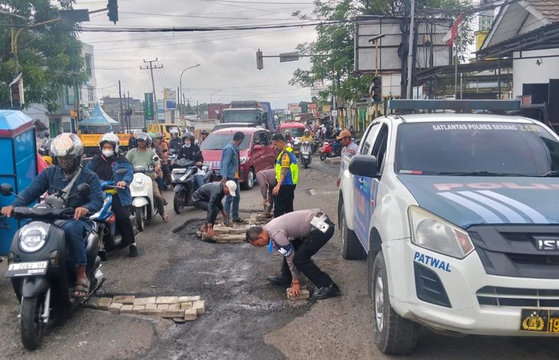 Polantas perbaiki sementara jalan yang rusak di Serang, Banten (Arief/detikcom)