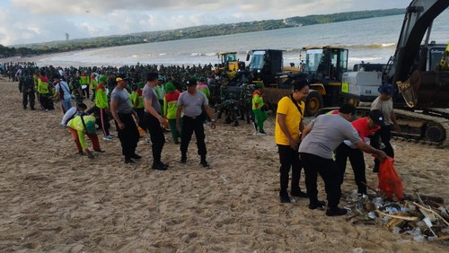 Polda Bali bersama tentara dan masyarakat melakukan pembersihan Pantai Kedongan, Kecamatan Kuta, Badung, Bali, Selasa (3/2/2026). (Dok. Polda Bali)