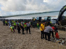 Polda Bali Lakukan Pembersihan di Pantai Kedonganan
