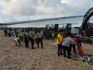 Polda Bali Lakukan Pembersihan di Pantai Kedonganan