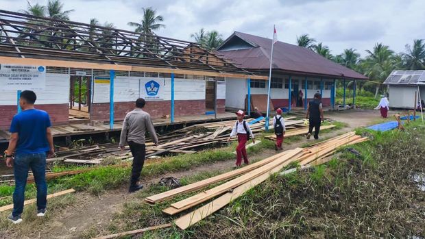 Polda Riau bedah SD di Inhil, merenovasi ruang kelas dan jembatan, Selasa (2/2/2026).