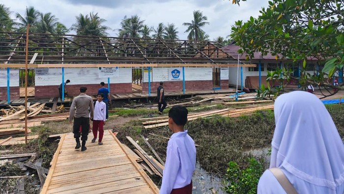 Polda Riau Bedah SD di Inhil: Renovasi Ruang Kelas dan Jembatan ke Sekolah