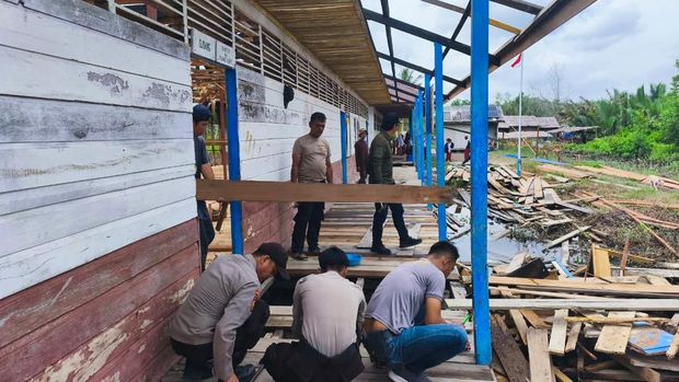 Polda Riau bedah SD di Inhil, merenovasi ruang kelas dan jembatan, Selasa (2/2/2026).