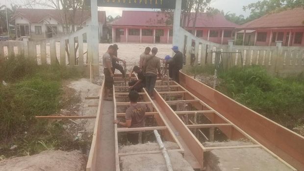 Polda Riau mengebut pembangunan Jembatan Merah Putih Presisi untuk mempermudah akses ke sekolah di Rohil, Selasa (3/2/2026).
