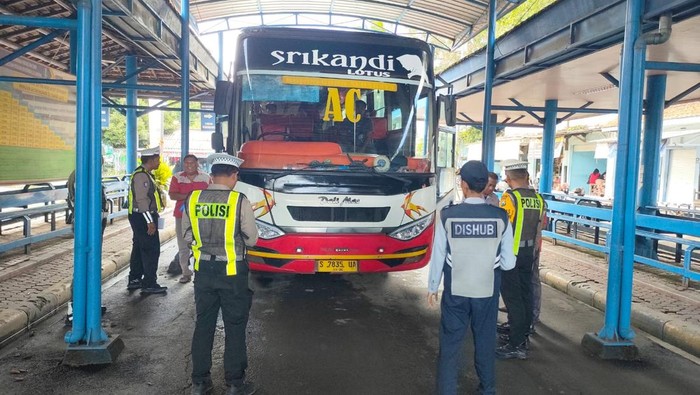 Polisi di Lamongan memeriksa kelayakan jalan bus di wisata religi Makam Sunan Drajat. Antisipasi lonjakan penumpang saat Ramadan.