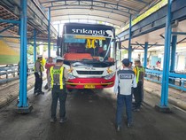 Jelang Ramadan, Polisi Lamongan Cek Kelayakan Bus di Wisata Religi