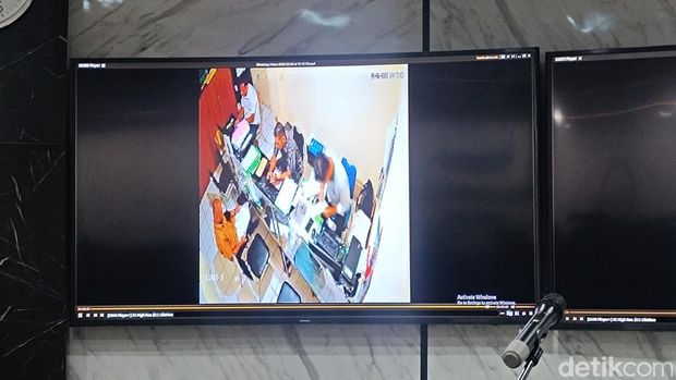 Polisi meluruskan video viral dengan narasi ada penambahan keterangan 'narkoba' dalam berita acara pemeriksaan (BAP) kasus pengeroyokan di Cilandak, Jaksel. (Rizky AM/detikcom)