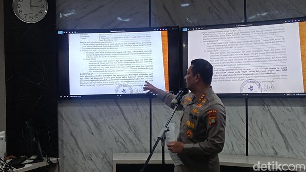 Polisi meluruskan video viral dengan narasi ada penambahan keterangan 'narkoba' dalam berita acara pemeriksaan (BAP) kasus pengeroyokan di Cilandak, Jaksel. (Rizky AM/detikcom)