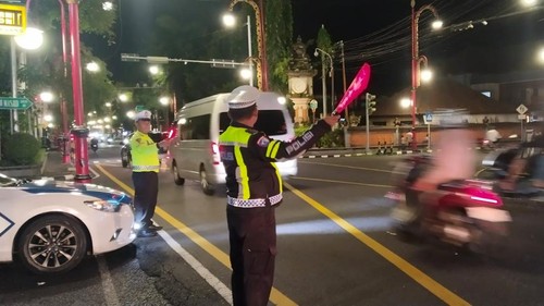 Polres Gianyar melaksanakan kegiatan pengaturan serta penjagaan lalu lintas di sejumlah titik rawan.