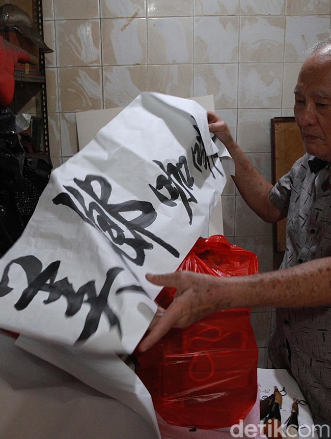 Potret Akwet, Pewaris Terakhir Seni Kaligrafi China di Glodok