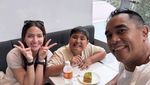 Potret Nia Ramadhani Asyik Makan di Restoran bareng Suami hingga Mertua
