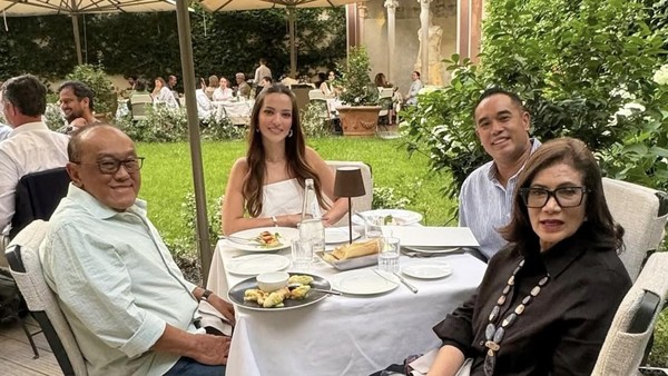 Potret Nia Ramadhani Asyik Makan di Restoran bareng Suami hingga Mertua