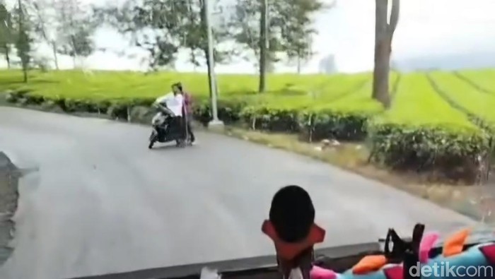 Preman saat memalak sopir bus di Pangalengan, Kabupaten Bandung