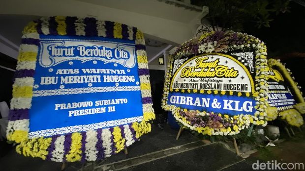 Presiden Prabowo Subianto dan Wapres Gibran Rakabuming mengirimkan karangan bunga ke rumah duka istri Jenderal (Purn) Hoegeng, Meriyati Hoegeng (Eyang Meri). (Devi P/detikcom)