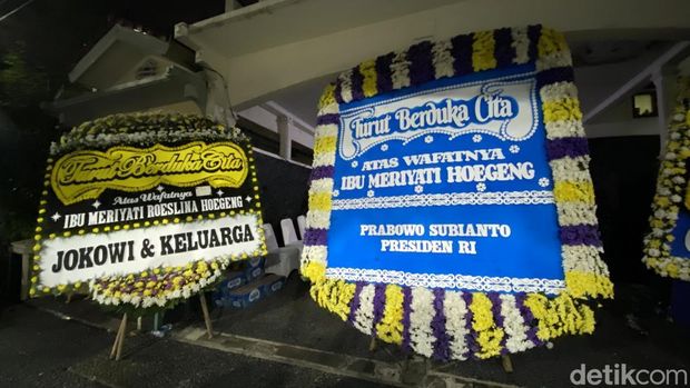 Presiden Prabowo Subianto dan Wapres Gibran Rakabuming mengirimkan karangan bunga ke rumah duka istri Jenderal (Purn) Hoegeng, Meriyati Hoegeng (Eyang Meri). (Devi P/detikcom)