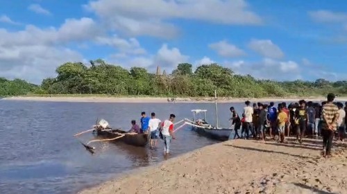 Proses evakuasi jenazah siswa SD bernama Krisdewo Holo yang tewas diterkam buaya di Muara Ratenggaro, Kecamatan Kodi Bangedo, Sumba Barat Daya, NTT, Senin (2/2/2026). (Foto: Dok. Istimewa)