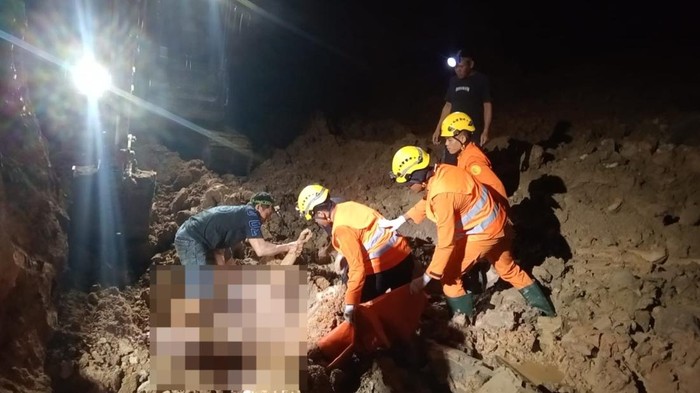 Proses evakuasi korban tambang longsor di Bangka